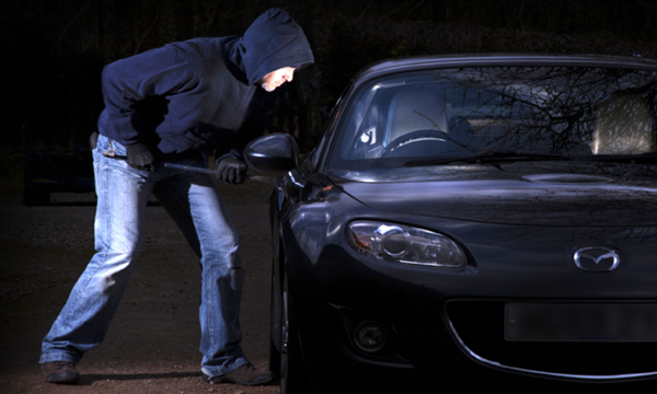 En man stjäl en bil. (AI text)