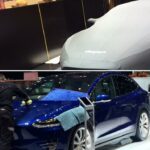 En bil täcks av en blå täckt. (AI text)