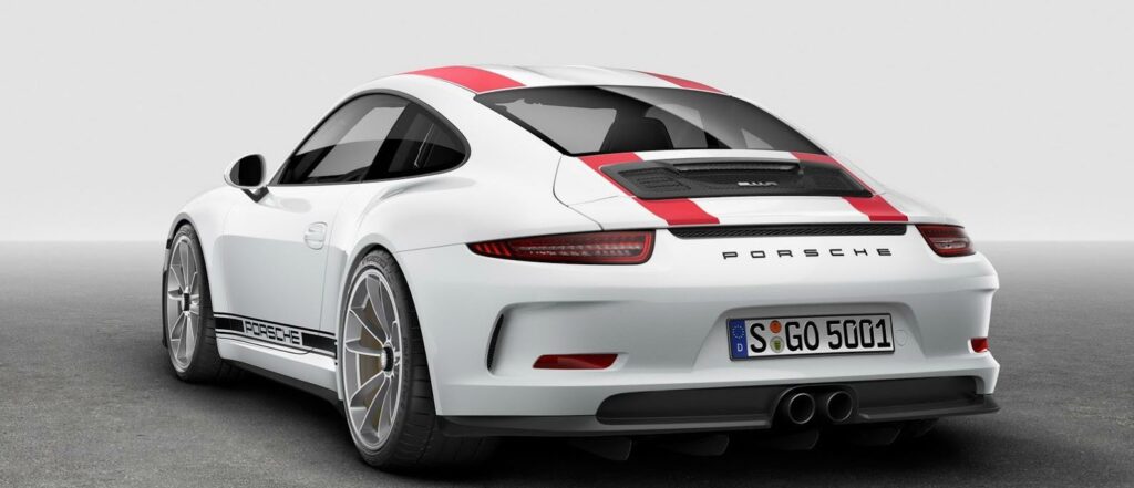 Den nya Porsche 911 GTS är en vit sportbil med röda strecker. (AI text)