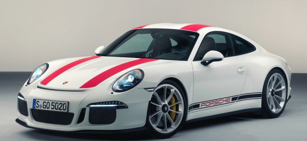 Den nya Porsche 911 GTS är en vit bil med röda striper. (AI text)