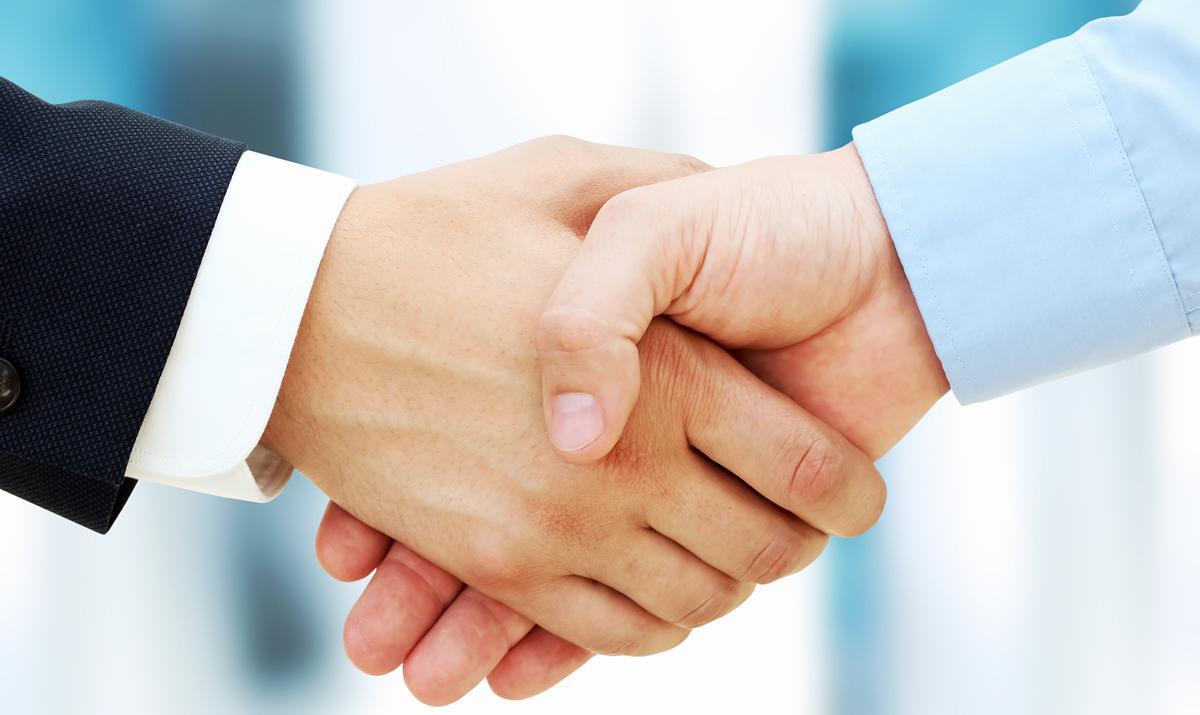 Två affärsfolk skakar hand (AI text)