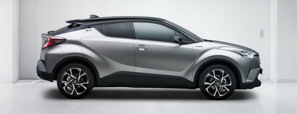 En Toyota C-HR SUV i en vit rum Är (AI text)