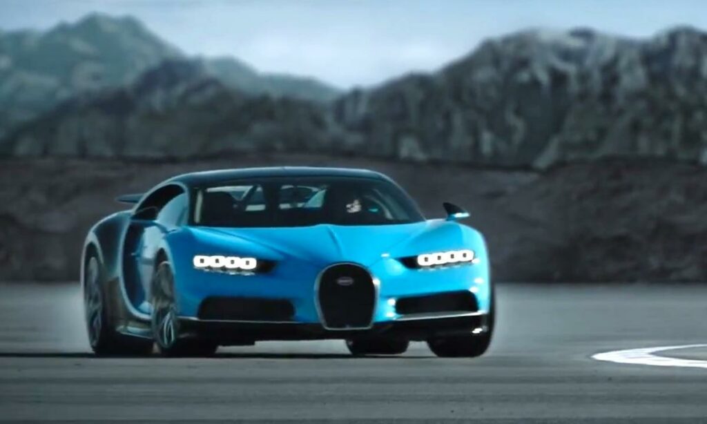 Bugatti Chiron kör på en bana. (AI text)