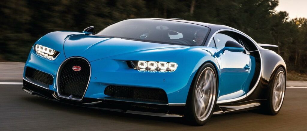 Bugatti Chiron är en blå bil med en vit huva. (AI text)
