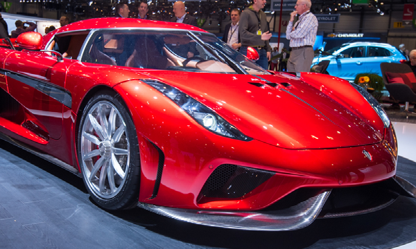 En röd sportbil på utställning på London Motor Show. (AI text)