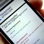 En person håller en smartphone med transportsync-websiten visas på den. (AI text)