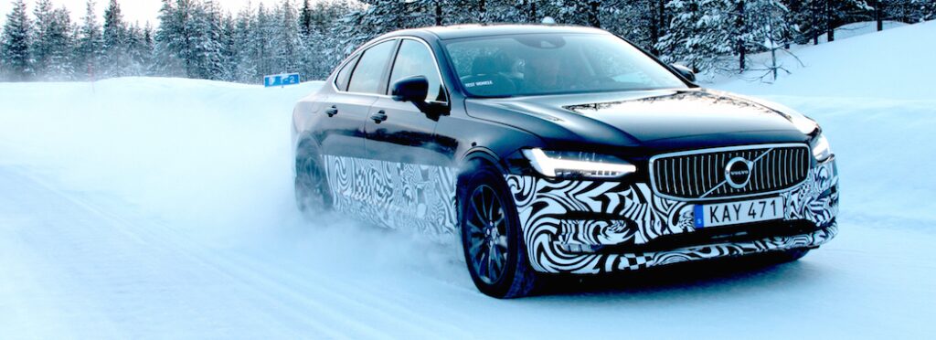 Volvo XC90-fordonet kör på snöiga vägar. (AI text)