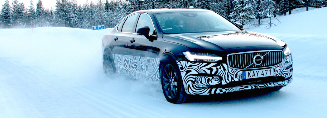 Volvo XC90-fordonet kör på snöiga vägar. (AI text)