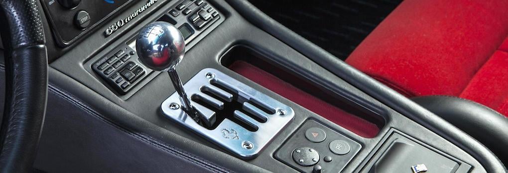 En manuell växelspak ger föraren rätt återkoppling, utan att behöva titta på spaken. Att skifta växel går snabbt, i ett nödläge.
