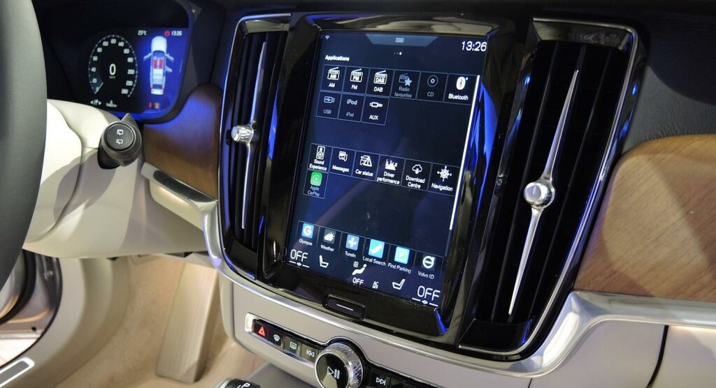 Biltillverkarna skapar moderna system, som här på Volvo V90, men radion måste vara kvar om bilägarna ska vara nöjda.