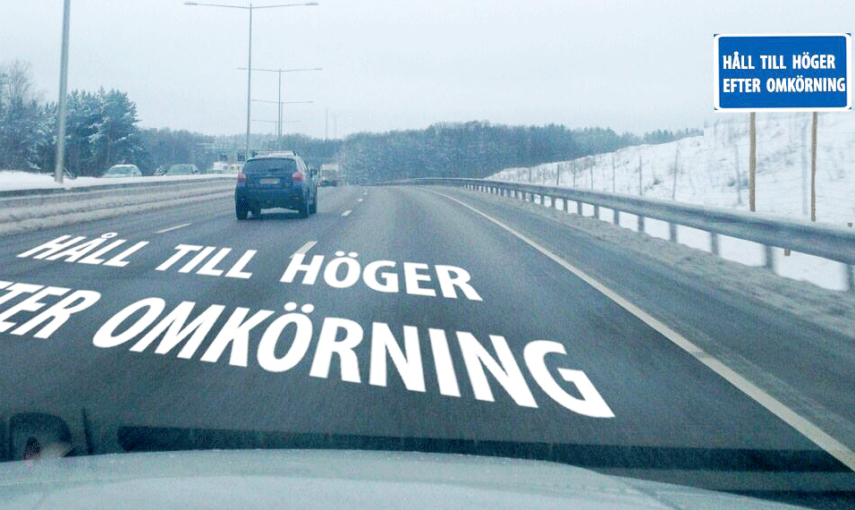En bil kör nerför en motorväg med en skylt som visar "All till höger är omväxling." (AI text)