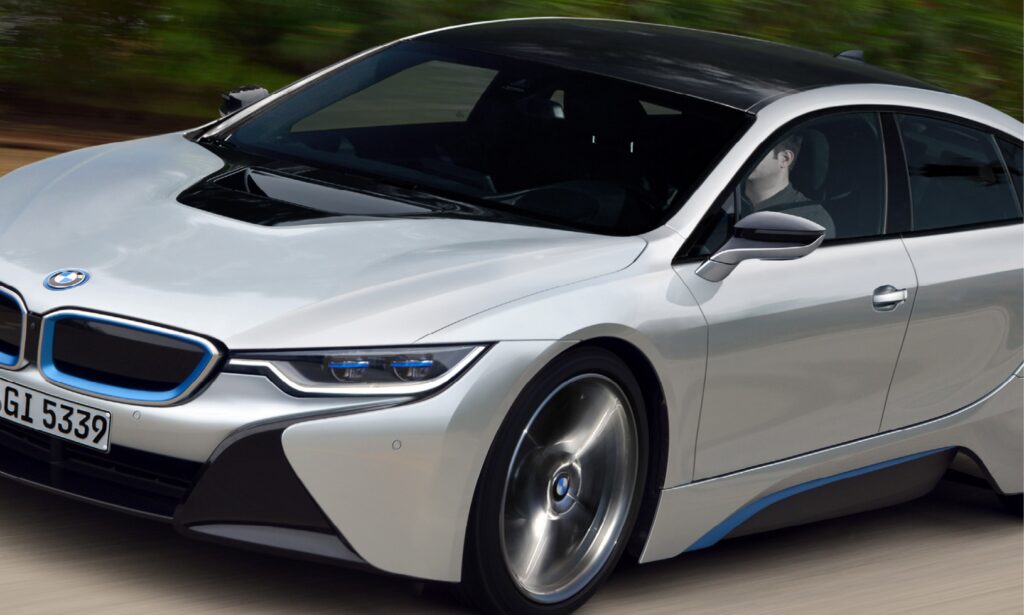 BMW I8, den eldrivna bilen, kör ner vägen. (AI text)