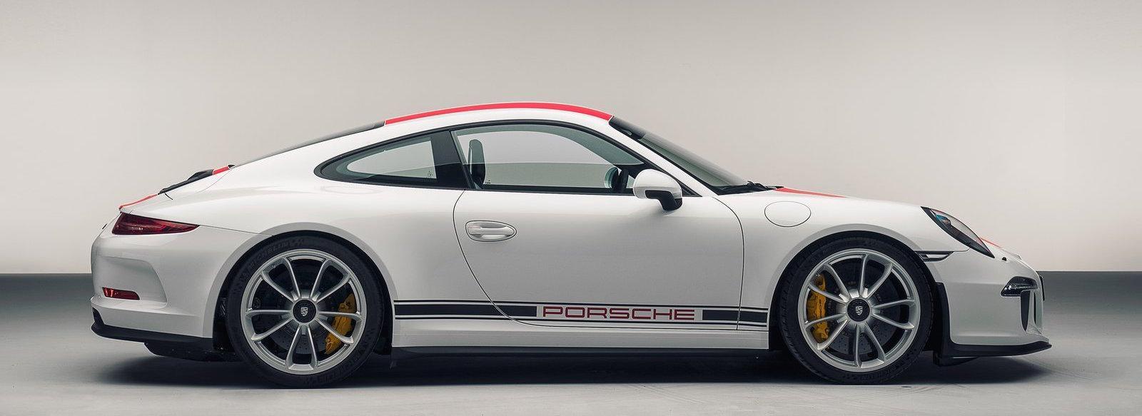 Den nya Porsche 911 GTS är en vit bil med röda strecker. (AI text)