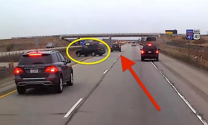 En bil kör nedför motorvägen med en röd lampan tänd. (AI text)