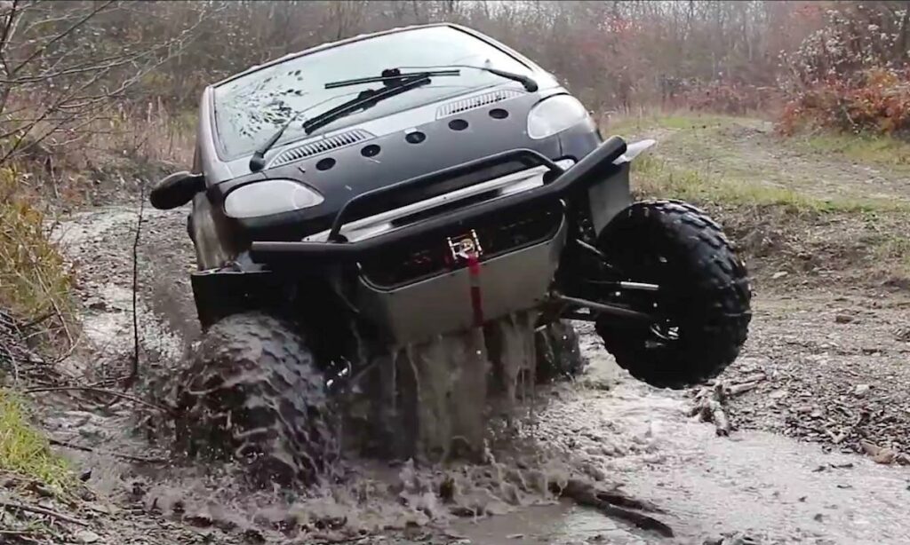 En bil kör genom en blöt och smutsig yta. (AI text)