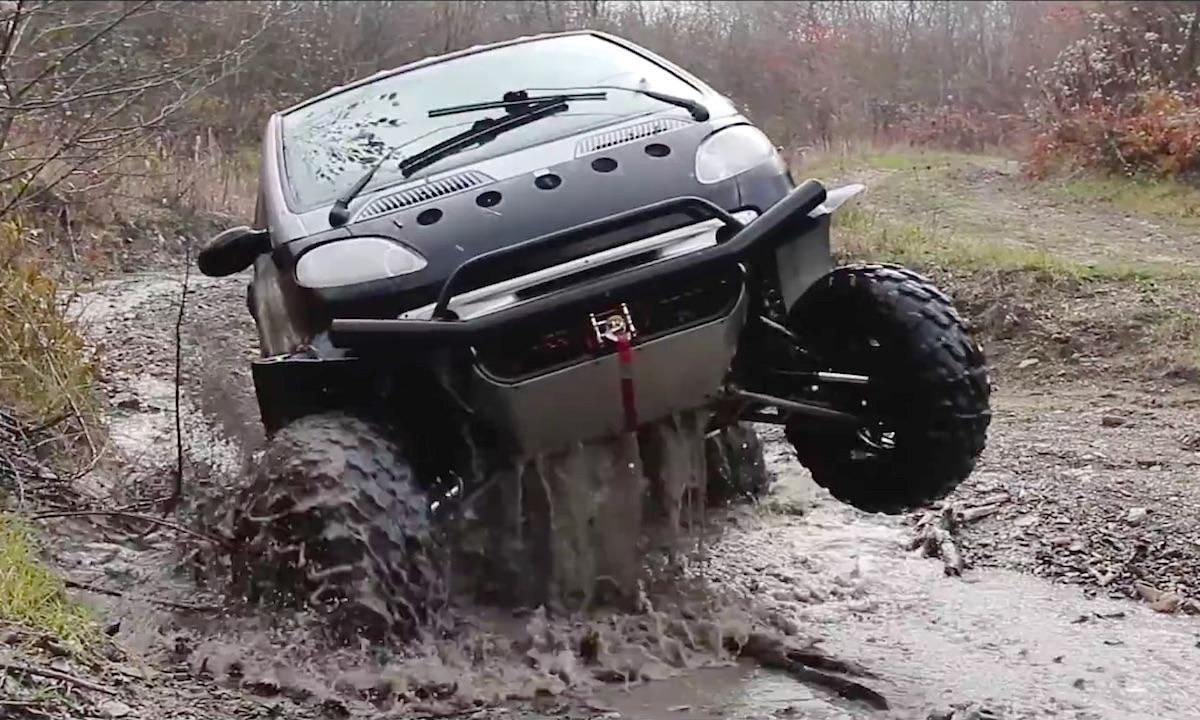 En bil kör genom en blöt och smutsig yta. (AI text)