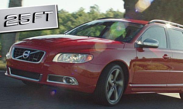 En röd Volvo V60 kombi kör längs en väg. (AI text)