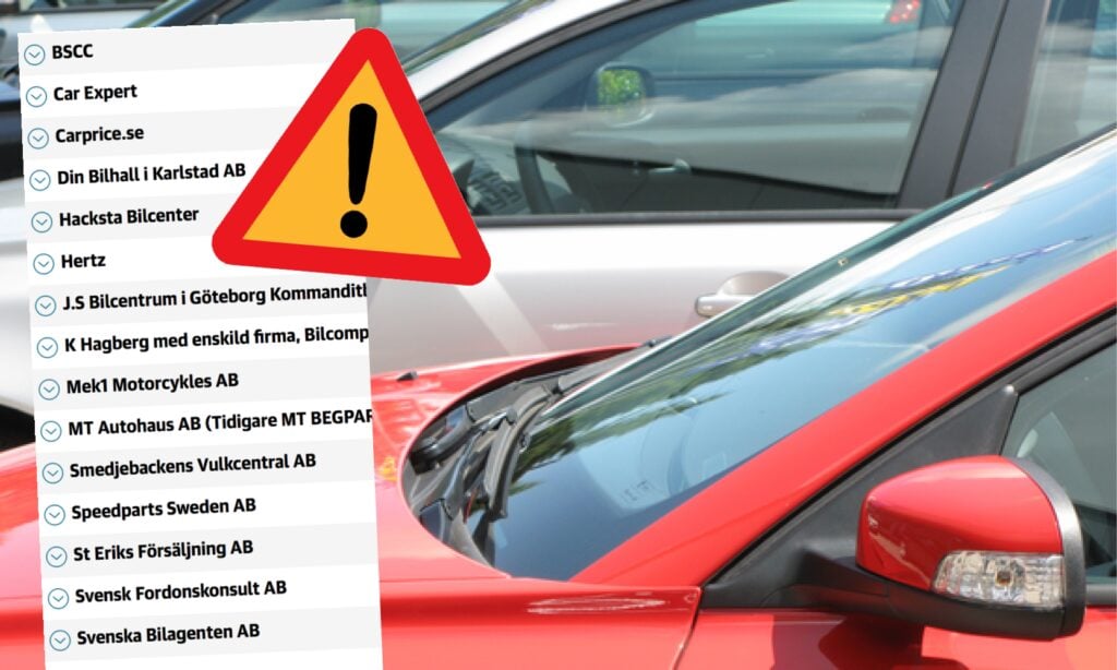 En bil står parkerad i en parkeringsplats. (AI text)