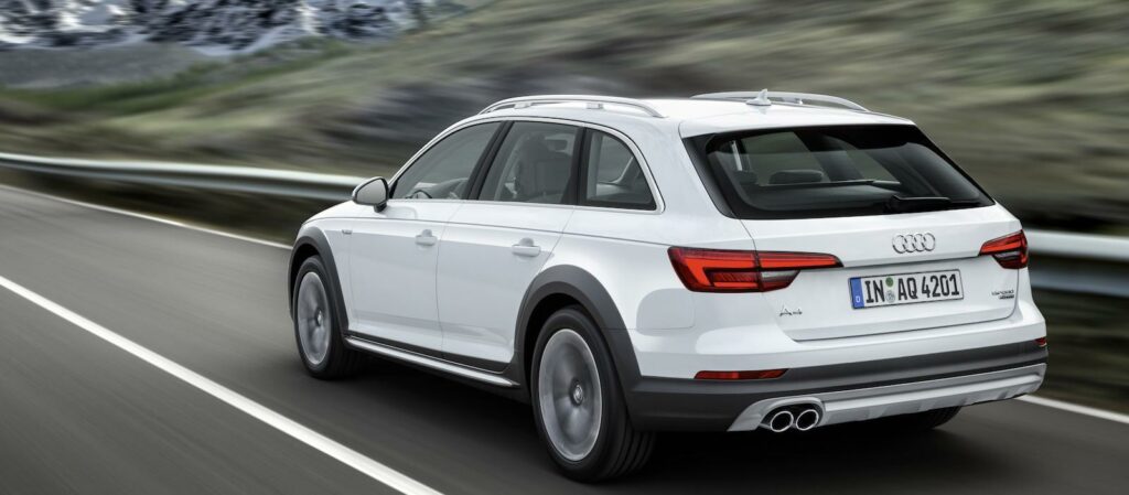 En Audi Q3 kör på en bergsväg. (AI text)