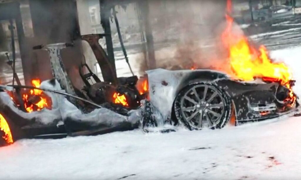 En Tesla sportscar bilar för i snön. (AI text)