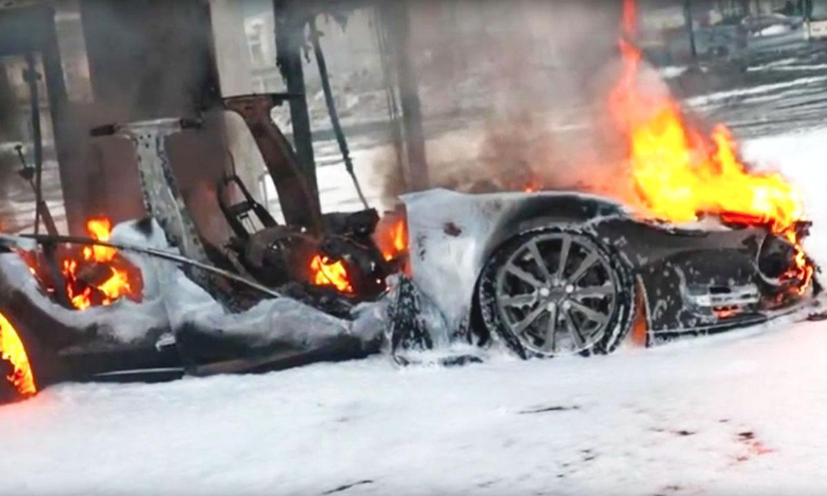 En Tesla sportscar bilar för i snön. (AI text)