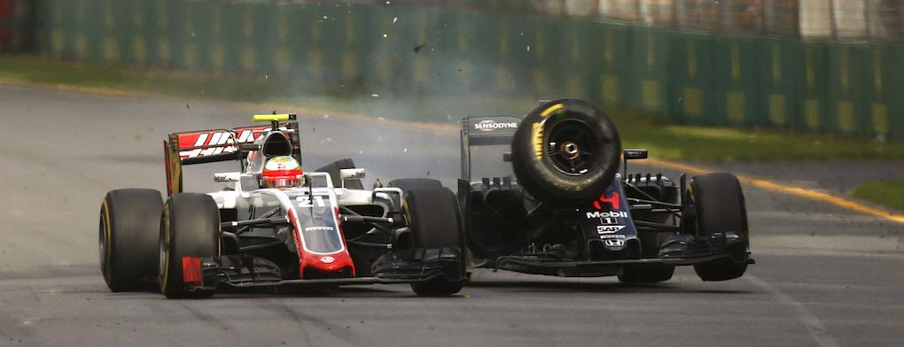 Esteban Gutierrez hakar ihop med Fernando Alonso, med ödesdiger konsekvens. Foto: Sam Bloxham/LAT Photographic.
