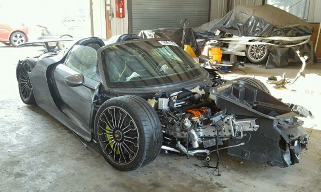 En Porsche 918 supersportbil i en garage. (AI text)