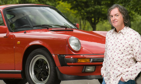 En person står bredvid en Porsche 911. (AI text)