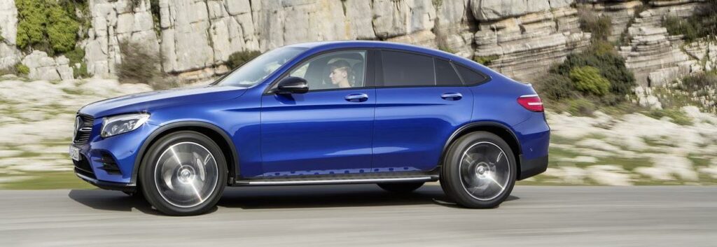 Designen är största skillnaden mellan Mercedes GLC och GLC Coupé. Den nya modellen delar motorhuv, framskärmar och nedre dörrpaneler med GLC men får en mer lutande vindruta, annorlunda stötfångare och en betydligt slankare taklinje. GLC Coupé får också ett sänkt chassi.