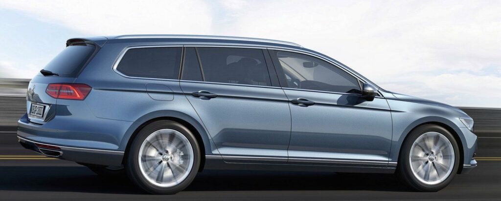 Volkswagen Touareg kör längs vägen. (AI text)