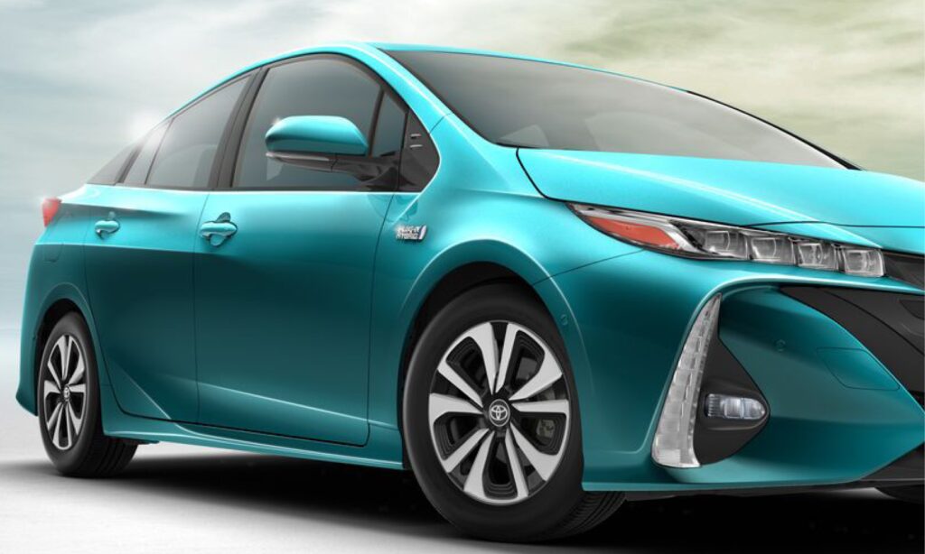 Bildens bild av Toyota Prius från 2020 visas köra på en väg. (AI text)