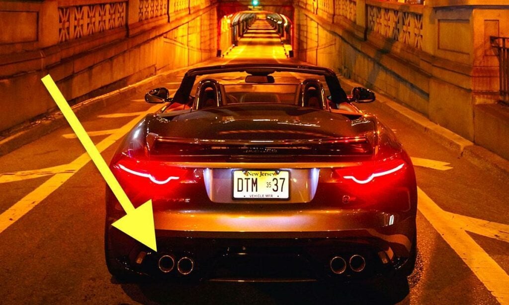 En bil kör genom en tunnel på natten. (AI text)