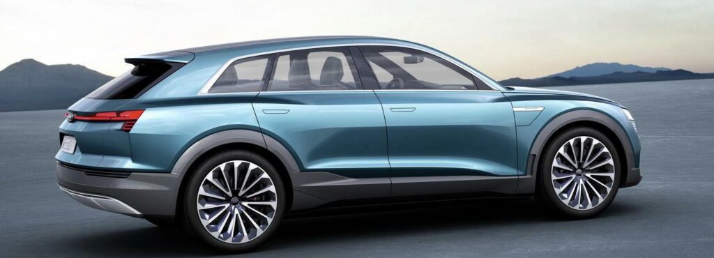 Audi Q3-konceptbilen i öknen (AI text)