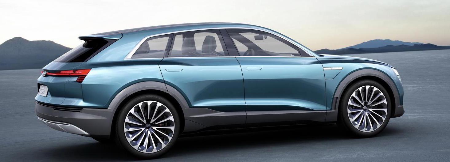 Audi Q3-konceptbilen i öknen (AI text)