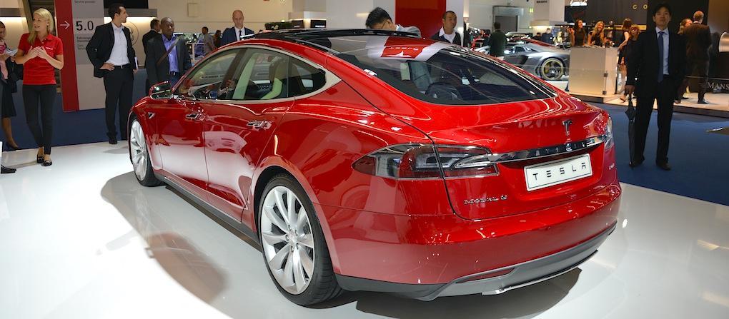 En Tesla Model S bil är utställd på en bilsalong. (AI text)
