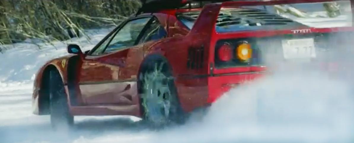 En röd sportbil kör genom snön. (AI text)