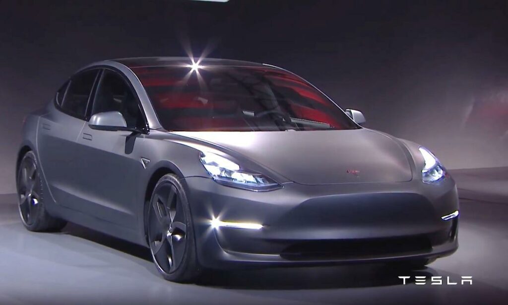 Tesla Model 3 utställd på New York Auto Show (AI text)