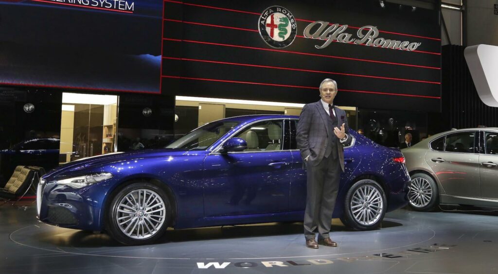 En man står bredvid en bil vid bilutställningen. (AI text)