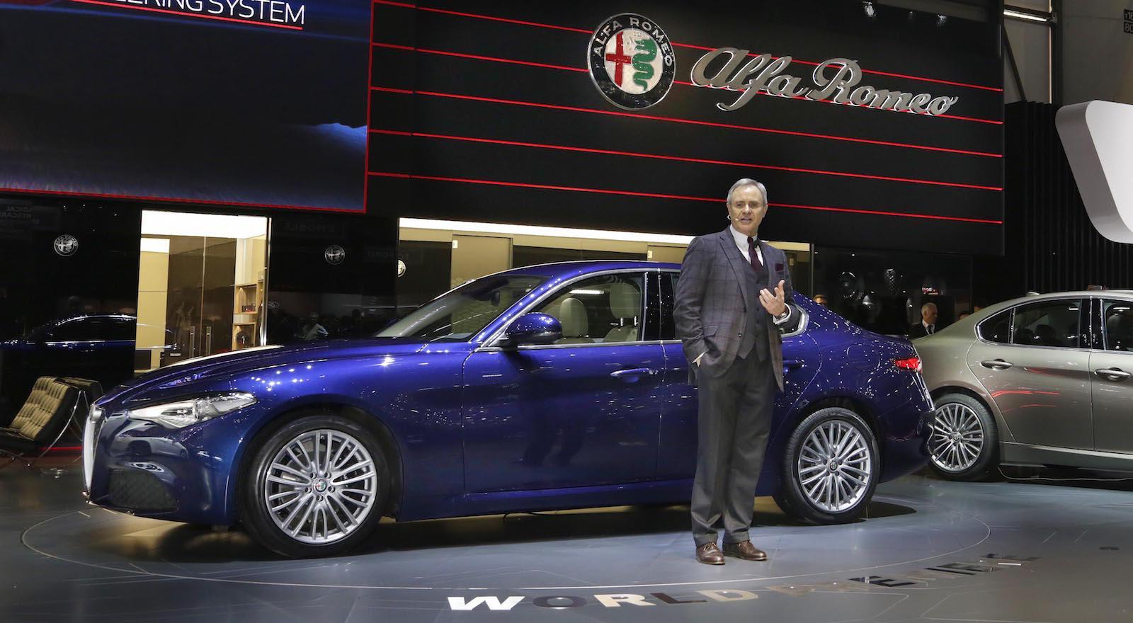 En man står bredvid en bil vid bilutställningen. (AI text)