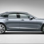 Volvo S90-sedan visas i grått studio. (AI text)
