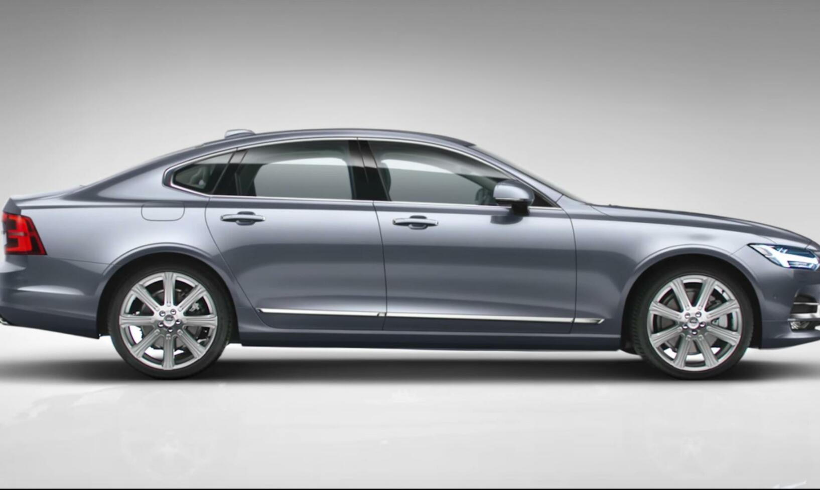 Volvo S90-sedan visas i grått studio. (AI text)