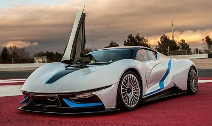 en vit och blå sportbil parkerad på en bana (AI text)