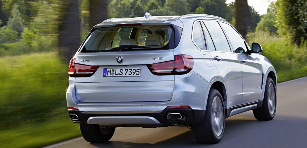 BMW X5 kör längs en landsväg (AI text)