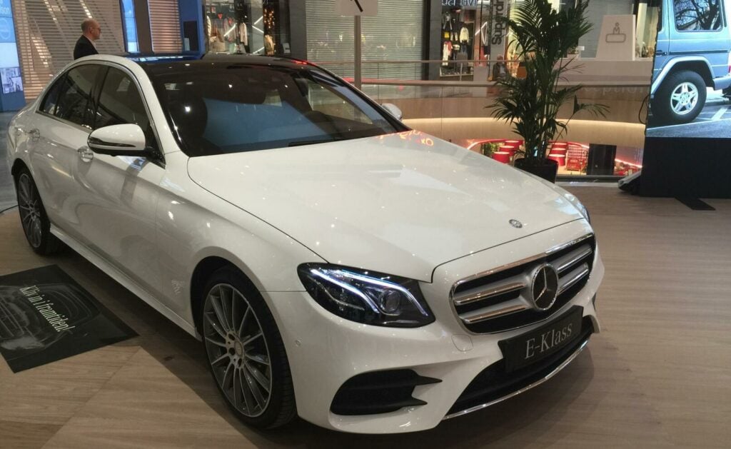 Mercedes E-sedan i en showroom. (AI text)