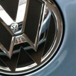 En Volkswagen-logga på huven på en bil. (AI text)