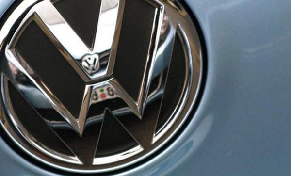 En Volkswagen-logga på huven på en bil. (AI text)