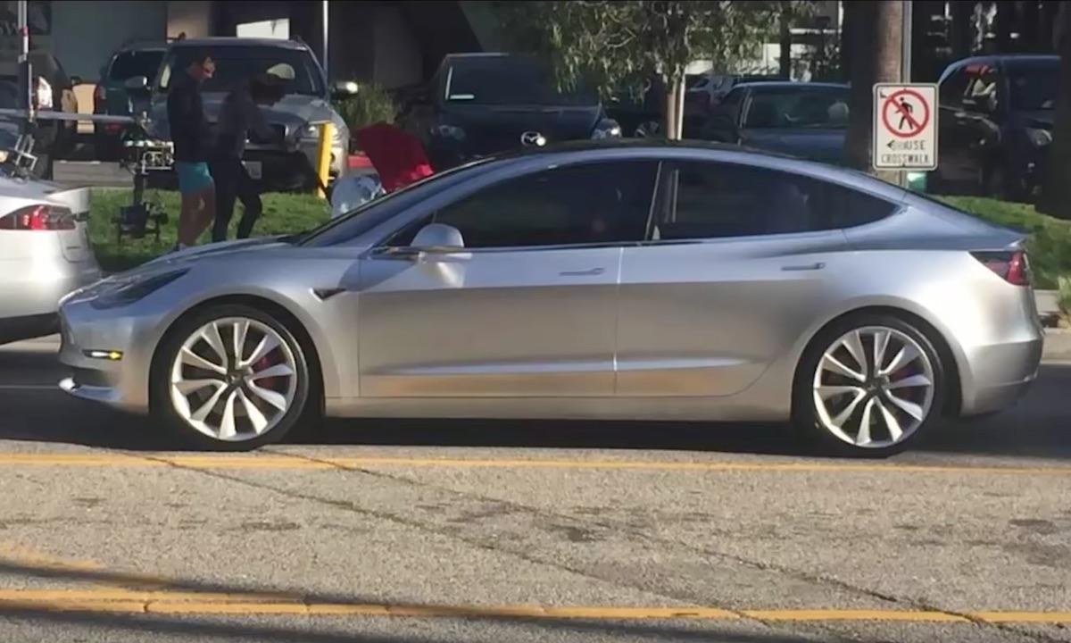 Tesla Model 3 parkerad i en parkeringsplats (AI text)