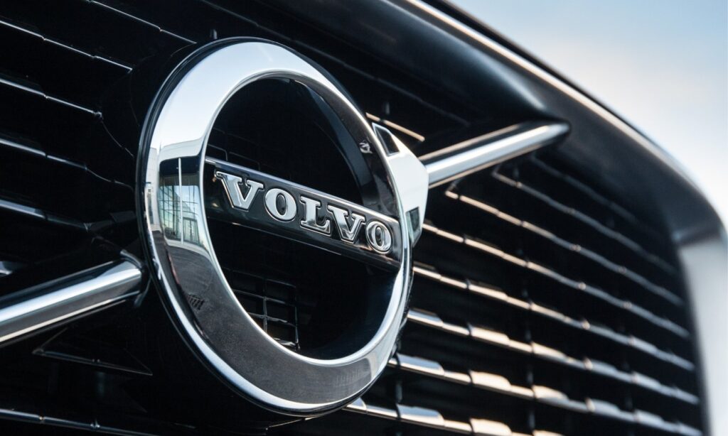 Volvo-logotypen syns på ratten. (AI text)
