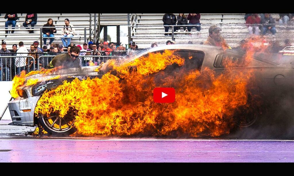 En bil brinner på en racerbana. (AI text)