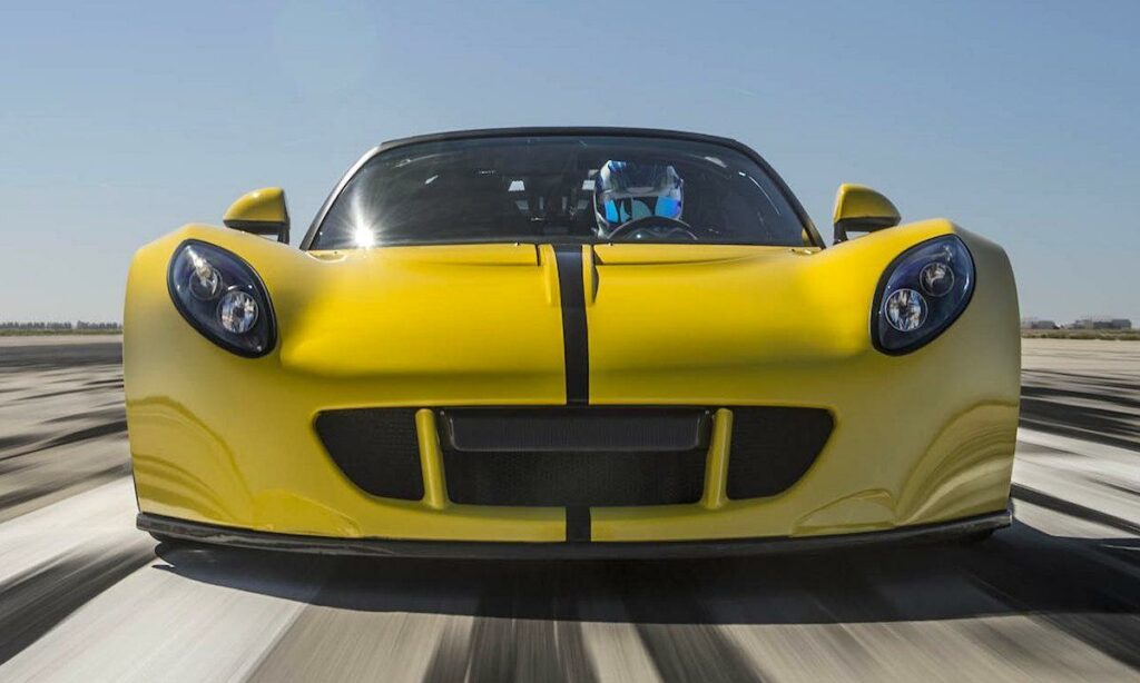 En gul sportbil kör på en racerbana. (AI text)